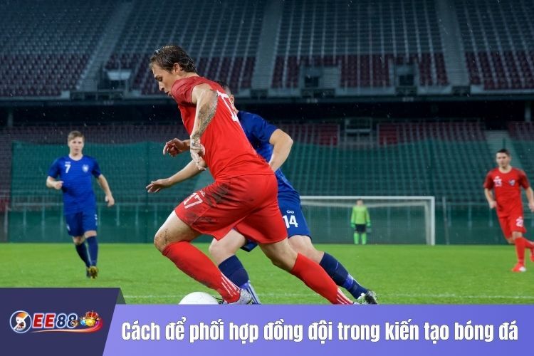 Cách để phối hợp với đồng đội trong kiến tạo bóng đá là gì?